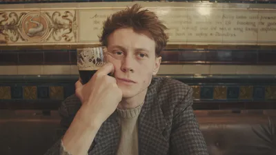 Фото Джорджа Маккэя, свидетельствующее о его разносторонности и множестве талантов