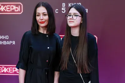 Фон с Екатериной Ворониной: придайте стиль вашему устройству