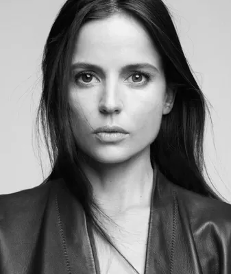 Уверенная и сильная: Елена Анайя на фотографии, выражающей ее характер