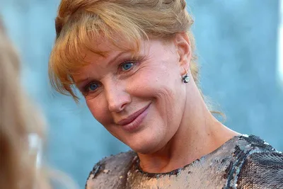 Очаровательная актриса на фоне городского пейзажа