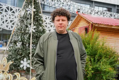 Обаятельный Евгений Кулик на глянцевой фотографии