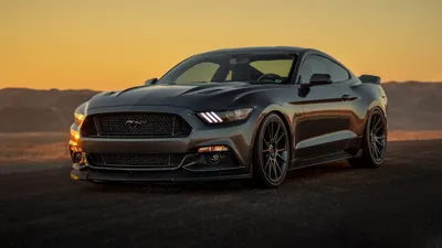 Обои тюнингованный Ford Mustang на фоне города на рабочий стол