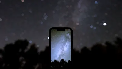 Скачать 1920x1080 телефон, смартфон, рука, листья, фото обои, картинки full  hd, hdtv, fhd, 1080p