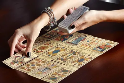 Гадание на игральных картах Анна Огински - купить книгу Гадание на  игральных картах в Минске — Издательство Эксмо на OZ.by