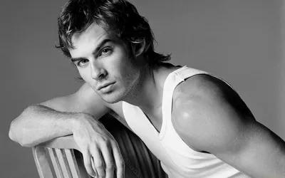 Обои на рабочий стол Актер Йен Сомерхолдер / Ian Somerhalder в белой майке  на стуле, обои для рабочего стола, скачать обои, обои бесплатно