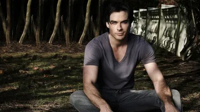 Обои на рабочий стол Актер Йен Сомерхолдер / Ian Somerhalder сидит на  земле, обои для рабочего стола, скачать обои, обои бесплатно