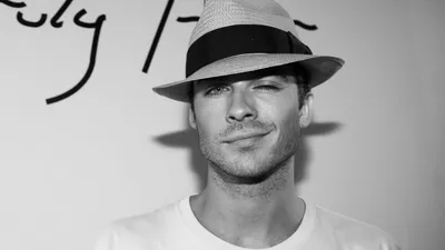 Обои на рабочий стол Актер Йен Сомерхолдер / Ian Somerhalder в шляпе мило  улыбается, обои для рабочего стола, скачать обои, обои бесплатно