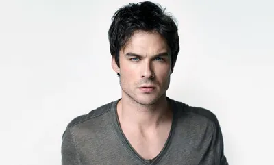 Обои на рабочий стол Актер Йен Сомерхолдер / Ian Somerhalder в темно-синем  пиджаке указывает пальцем, обои для рабочего стола, скачать обои, обои  бесплатно