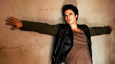Обои на рабочий стол Йен Сомерхолдер / Ian Somerhalder стоит у стены, обои  для рабочего стола, скачать обои, обои бесплатно
