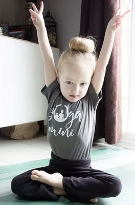 Йога Acro, 3 Sporty девушки практикует йогу в парах Йога партнера, доверие,  баланс и здоровая концепция образа жизни Гибкость йог Стоковое Изображение  - изображение насчитывающей расположите, практика: 124484553