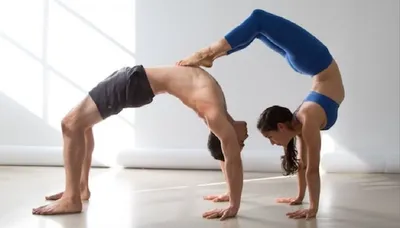 Йога для двоих: упражнения, позы, музыка. Парная йога или йога на двоих:  позы от простых до сложных Поза парной йоги самолетМенс Физик — Пляжный  бодибилдинг — Men`s Physique