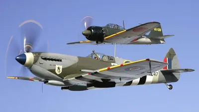 Обои на рабочий стол Исторические истребители Второй Мировой войны Spitfire  F MkIX Британских ВВС и Mitsubishi A6M5 Zeke Японской Армии, обои для рабочего  стола, скачать обои, обои бесплатно