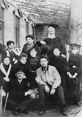 Взгляды, полные страсти: фотографии, где Иван Чехов воплощает образы