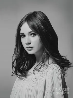 Карен Гиллан - популярная актриса на снимках