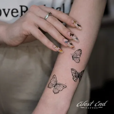 Бабочка на руке у девушки