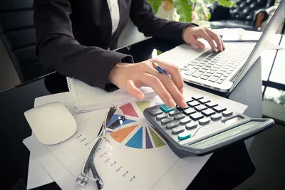 Бухгалтер на работе стоковое изображение. изображение насчитывающей банджо  - 108207483