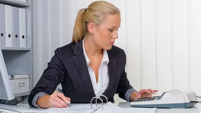 Бухгалтер на работе стоковое изображение. изображение насчитывающей дело -  77251435