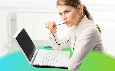 Счастье И Удовлетворение От Работы. Молодой Положительный Счастливым  Блондинка Бухгалтер На Работе. Сумасшедший Красивая Женщина В Окружении  Груды Красочных Связующих. Фотография, картинки, изображения и  сток-фотография без роялти. Image 84321922