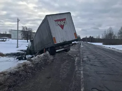 Фура не вписалась в поворот и провалилась в огромную яму на волгоградской  дороге