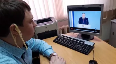 Лапша на ушах много людей с …» — создано в Шедевруме