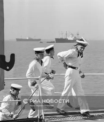 Моряк, используя оборудование навигации на корабле. Стоковое Фото -  изображение насчитывающей ветрило, навигация: 191847064