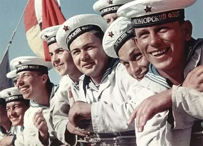 Фото Девушка прощается с моряком, уходящем в далёкое плавание на корабле  'Karaboudjan' ( Kristina Gehrmann 2012)