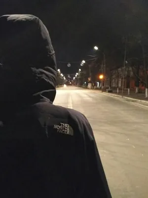 Фото парня со спины с рюкзаком, который смотрит на берег с лужами. |  Картинка на аву
