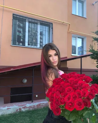 Девушка с цветами | Красивые женщины, Цветы, Женщина