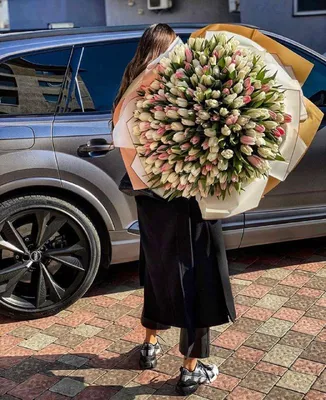 Картинка девушка с букетом на аву - скачать бесплатно с КартинкиВед