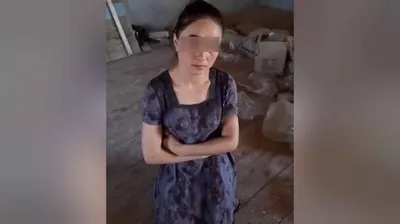 Человек Сидит На Полу, Обняв Колени Фотография, картинки, изображения и  сток-фотография без роялти. Image 13374378
