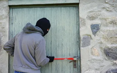 Парень курит облокотившись на стену…» — создано в Шедевруме