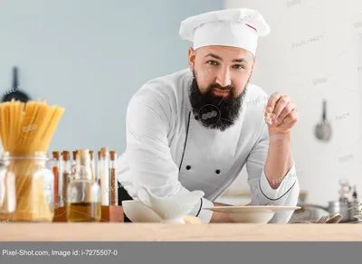 Работа повара на кухне ресторана. | Премиум Фото