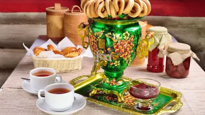 Русский самовар на столе, пироги, …» — создано в Шедевруме