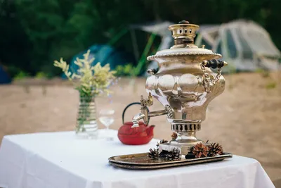 Желтый традиционный русский самовар на столе с Variegated красном фоне  скатерти и чайник деревянной стены доски. Стоковое Изображение -  изображение насчитывающей красно, конструкция: 211868673