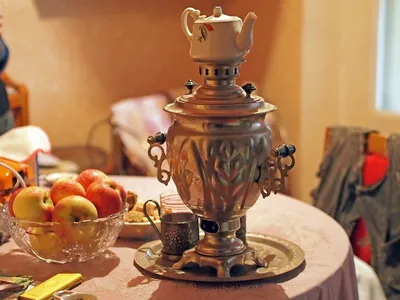 Большой стол , стоит самовар. Самовар…» — создано в Шедевруме