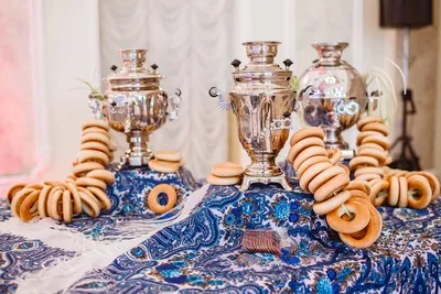 Самовар с чашками и десертом с малиной на столе в саду. Завтрак на природе  Stock-Foto | Adobe Stock