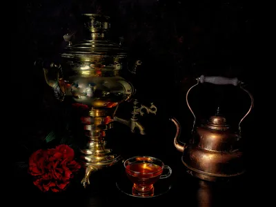Стол с русским самоваром, чашки украшены цветами стоковое фото  ©Dmitry.Zimin 228681222