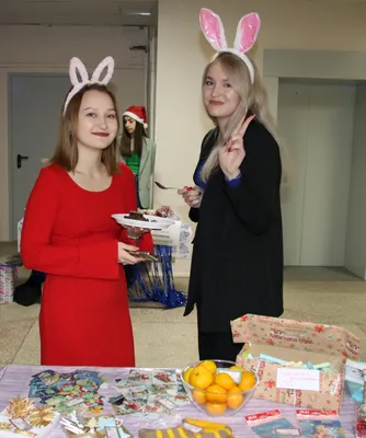 Открытка Двусторонняя Снежинка Летит На Ладони И Разные Снежинки На  Темносинем Фоне Рождественская Открытка Поздравительная Открытка С —  стоковая векторная графика и другие изображения на тему Юмор - iStock