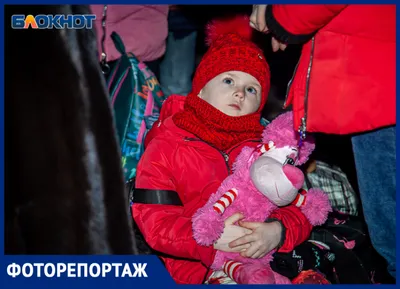 портрет безумно выглядящей девочки-подростка с рыжими волосами она  размазывает красную помаду на своем лице ужас концепции. время Стоковое  Фото - изображение насчитывающей кавказско, модель: 220156040