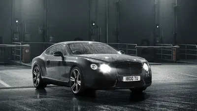 Обои на рабочий стол Желто-зеленый автомобиль Bentley Continental GT /  Звездный крейсер галактика / стоит на фоне пальм, обои для рабочего стола,  скачать обои, обои бесплатно