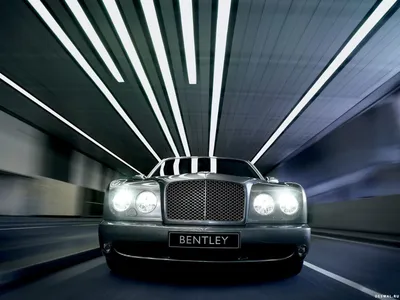 Обои девушка возле красной машины Bentley Continental на рабочий стол