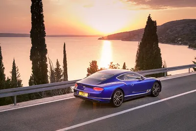 Обои на рабочий стол Черный автомобиль Bentley Continental Ultrarsports 702  / Бентли Континентал Ультрарспорт 702 на фоне облаков, обои для рабочего  стола, скачать обои, обои бесплатно