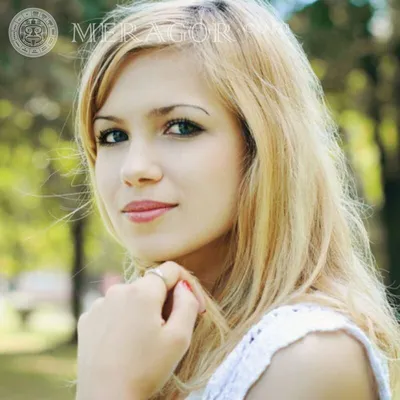 Картинка на аву для девушки блондинки осень со спины