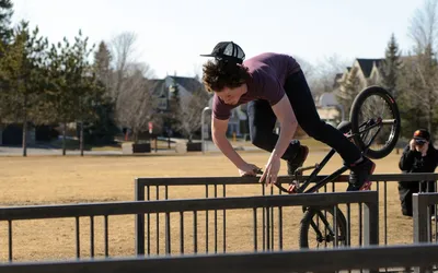 Обои велосипед, bmx велосипед, велосипедное колесо, свет, Фристайл BMX -  картинка на рабочий стол и фото бесплатно