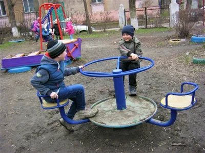 Дети на площадке: правила поведения и реакция родителей