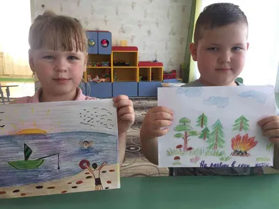 Маленькие дети играют на природе Семья на улице Стоковое Фото - изображение  насчитывающей природа, фантазия: 163704800