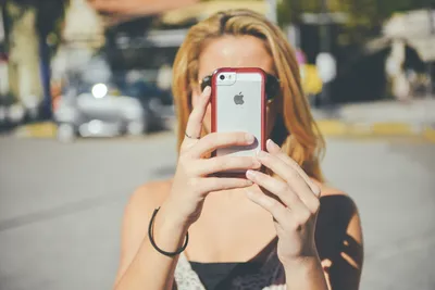 картинки : iphone, смартфон, рука, яблоко, девушка, женщина, волосы,  камера, фотография, Нога, модель, весна, Мода, одежда, леди, прическа,  сделать фото, тело человека, платье, очки, Самость, картина, Кожа, Красоту,  Светлый, снаряжение, Взаимодействие ...