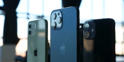 Телефон «руки на белом фоне. Iphone 7plus в девушек, передает. Были  разработаны и созданы Iphone Apple Inc. Стоковое Фото - изображение  насчитывающей франтовск, взорвать: 173646270