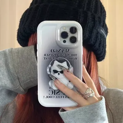 девушка держит последний Iphone 14 Pro Max Space Black. Яблоки, которые  были установлены Стоковое Изображение - изображение насчитывающей  динамически, таблица: 265636961