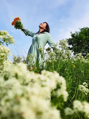 Девушка в поле | Life photo, Photography poses, Aesthetic pictures